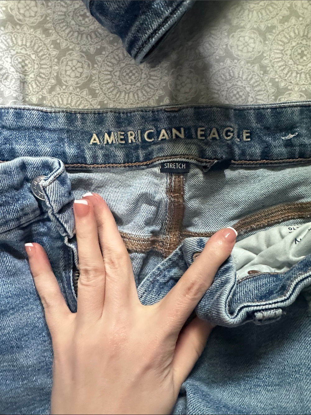 American Eagle Outfitters Light Blue High-Rise Curvy Jeans - Picture 2 of 6